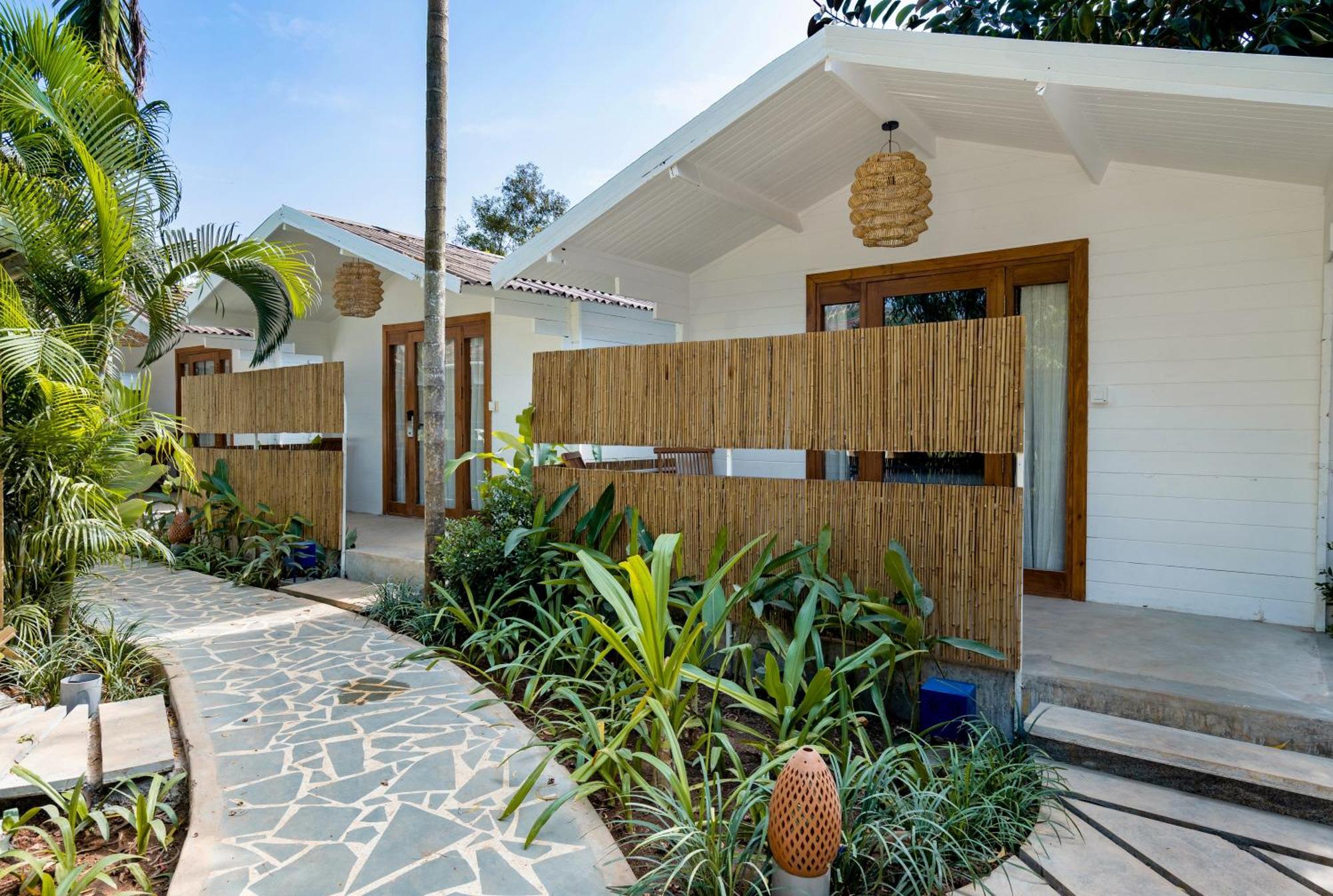 Azora By Ayatana, Goa Hotel Morjim Exterior photo